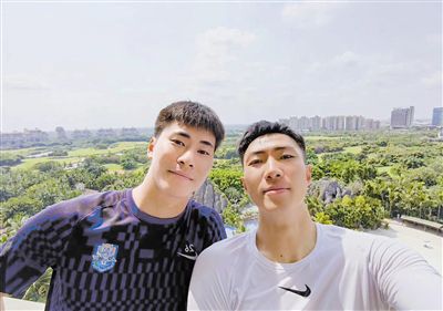 他用男性友谊的形式给予约纳生的自由，以及使后者得以逃避家居生活，都得付出代价。